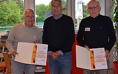 Mitgliederversammlung 2026 – Verdiente Auszeichnungen und reger Austausch im Clubheim des VfR Koblenz Ralph Münzel (l., TV Kleeblatt im TuS Mayen) und Egon Schumacher (r., TC Miehlen) erhielten durch den TVR-Präsidenten Ulrich Klaus (M.) die Silberne Ehrennadel.